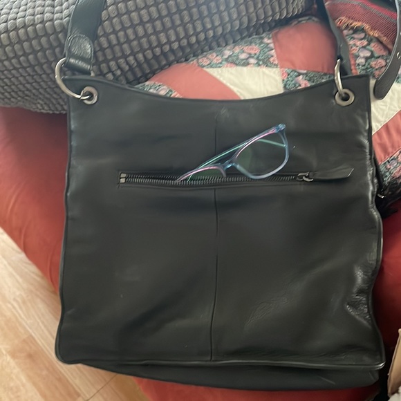 Black leather shoulder bag/crossbody bag. - Picture 5 of 6